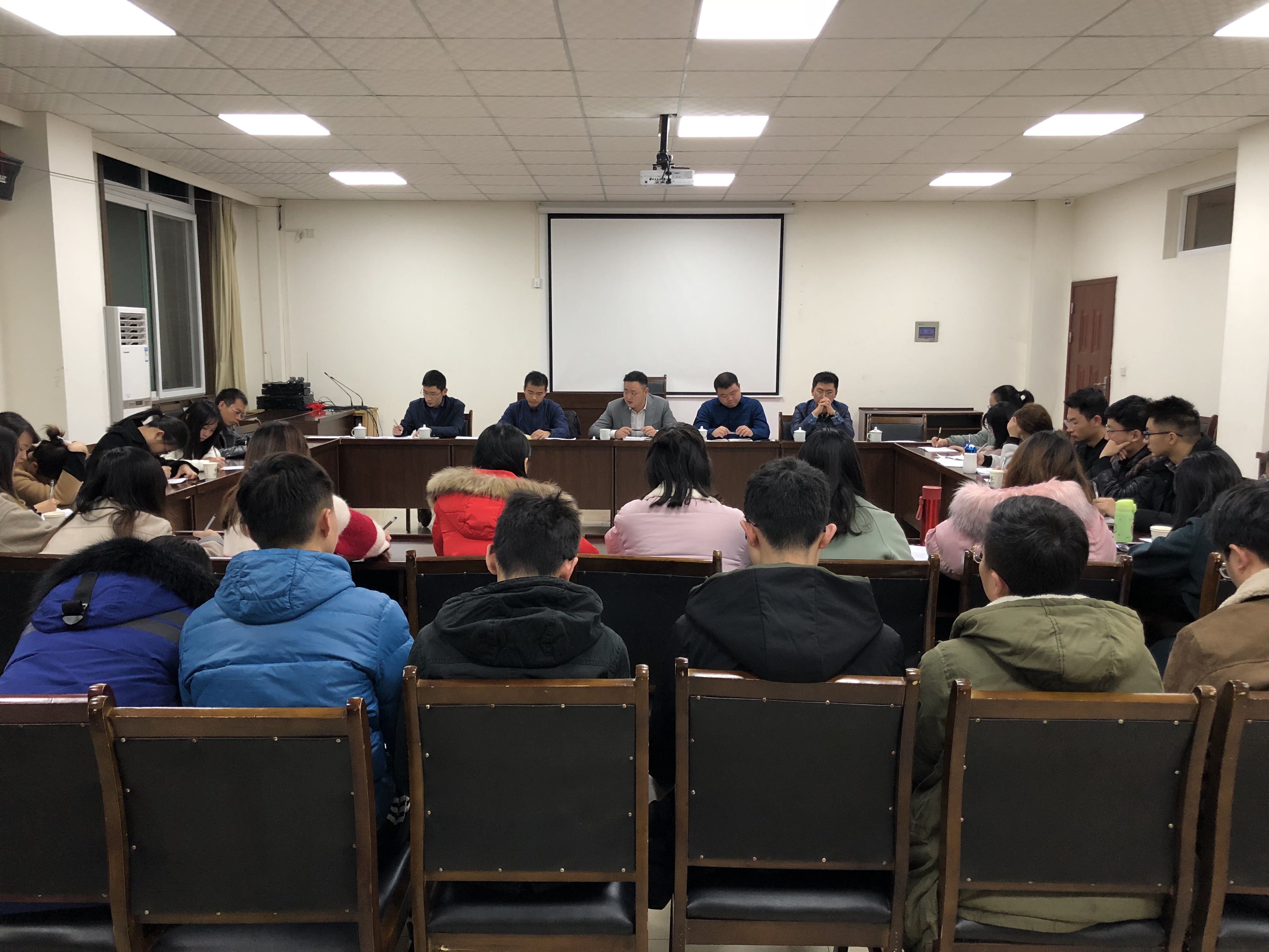 图3  团市委书记吴金埔组织召开分享交流座谈会